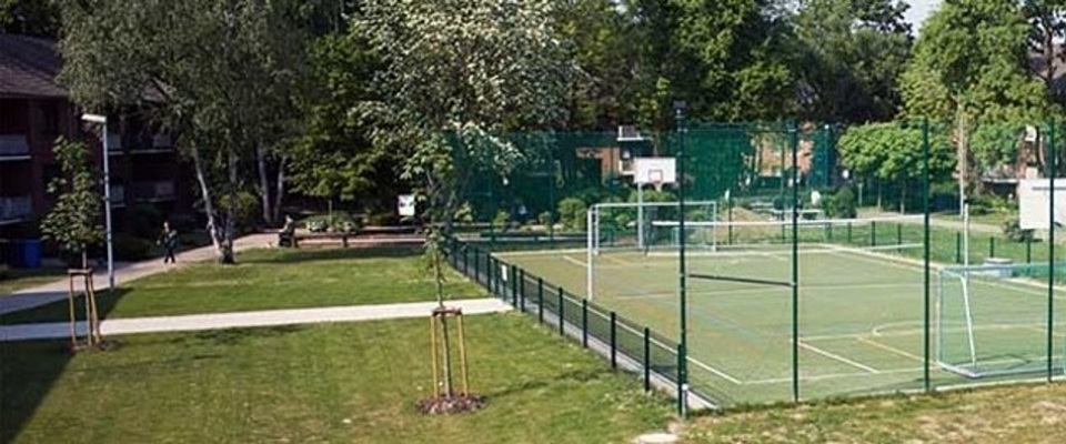 Freigelände der Justizvollzugsanstalt Moers-Kapellen mit Blick auf das Kleinspielfeld